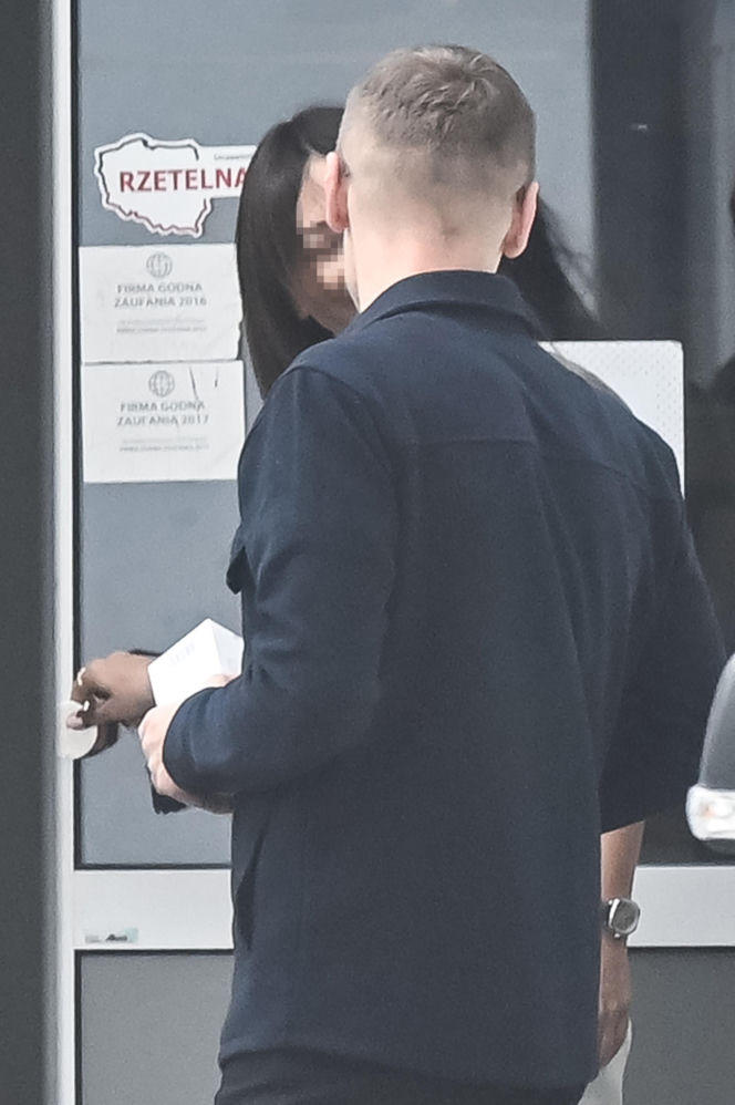 Marcin Mroczek z dziewczyną w cukierni