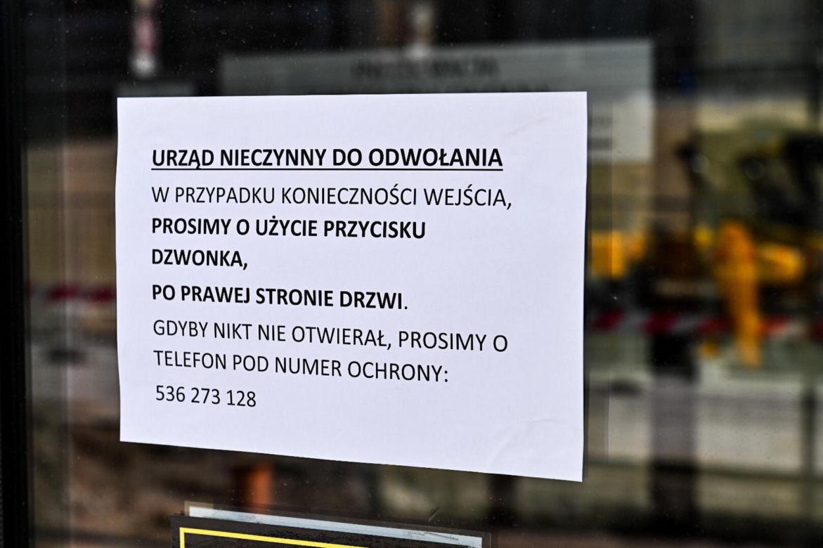 Marszałek Struk w szpitalu, urząd zamknięty [ZDJĘCIA]