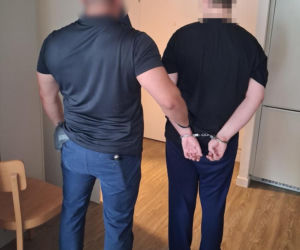 Zaczęło się od e-papierosa, potem policjanci znaleźli prawie kilogram marihuany. 25-latek z zarzutem