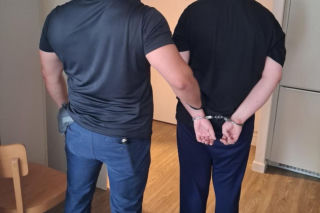 Zaczęło się od e-papierosa, potem policjanci znaleźli prawie kilogram marihuany. 25-latek z zarzutem