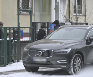 Kuzyn Kaczyńskiego dba o krewnego i odśnieża schody