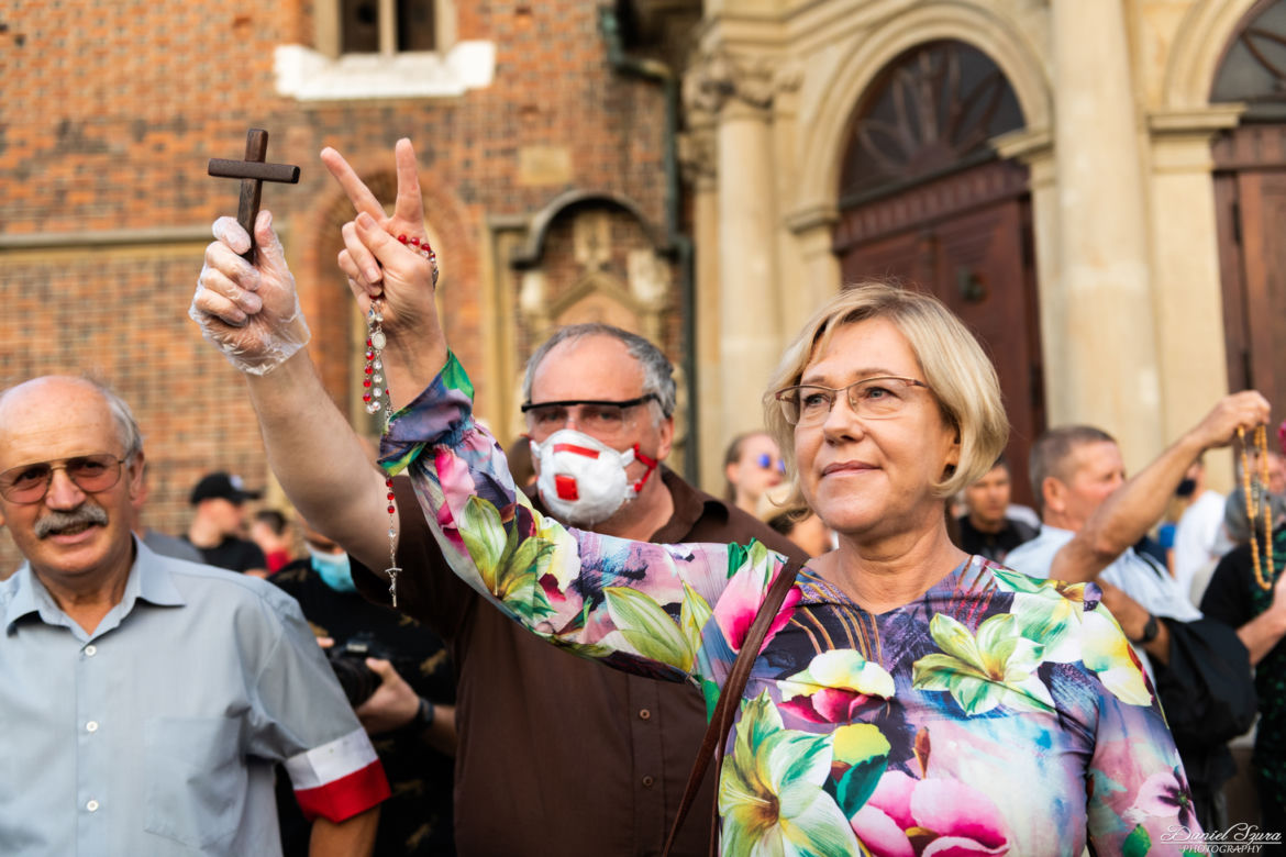 Małopolska kurator oświaty z różańcem na manifestacji środowisk LGBT