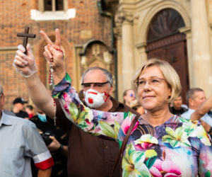 Małopolska kurator oświaty z różańcem na manifestacji środowisk LGBT