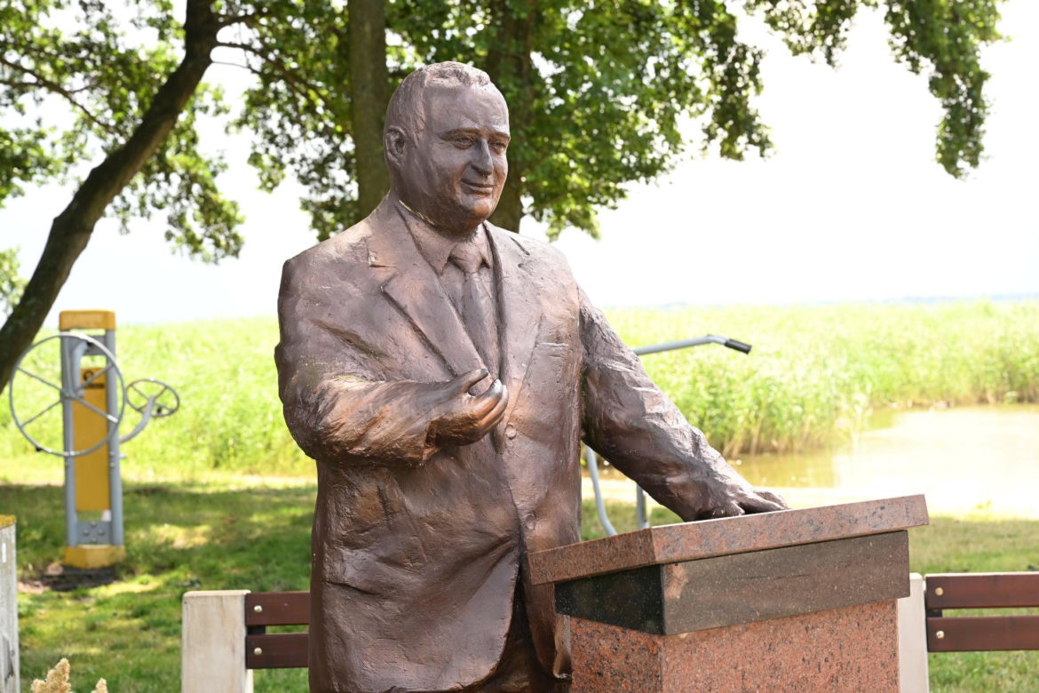 Pomnik Przemysława Gosiewskiego w Dąbkach