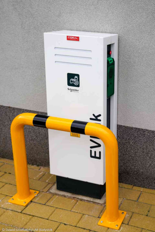 Nowa stacja ładowania pojazdów elektrycznych w Białymstoku. Gdzie się pojawiła? [ZDJĘCIA]