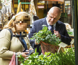 Paweł Kowal na bazarze