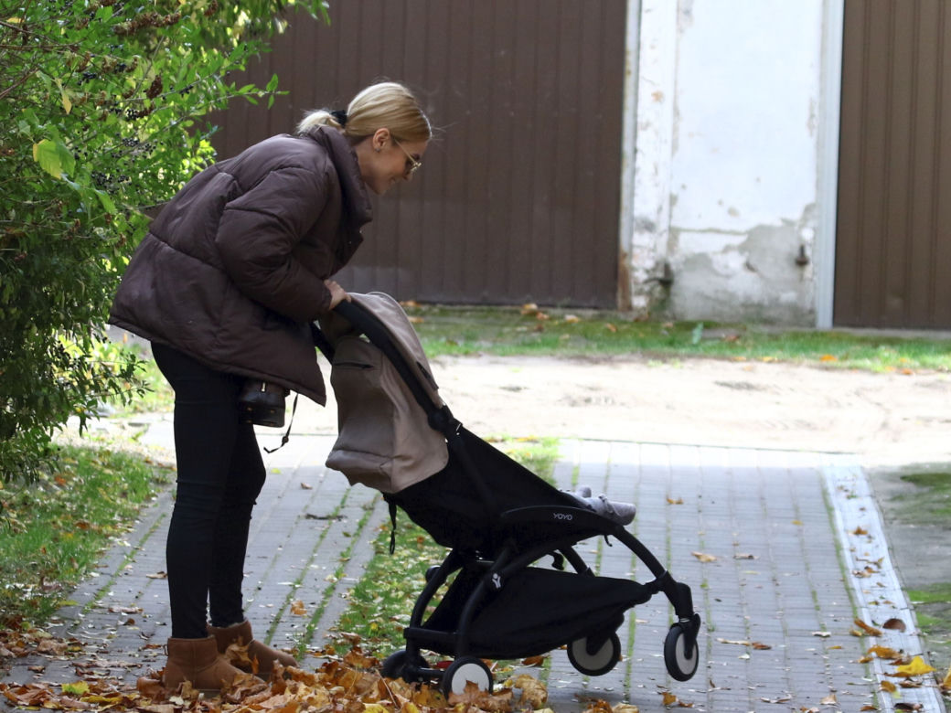 Tak oszczędza Kasia Tusk. Wozi młodszą córkę w spacerówce po starszej
