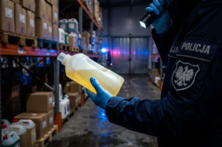 Zatrzymanie w Nysie. 30-latek prowadził fabrykę podrobionej chemii wartej pół miliona złotych