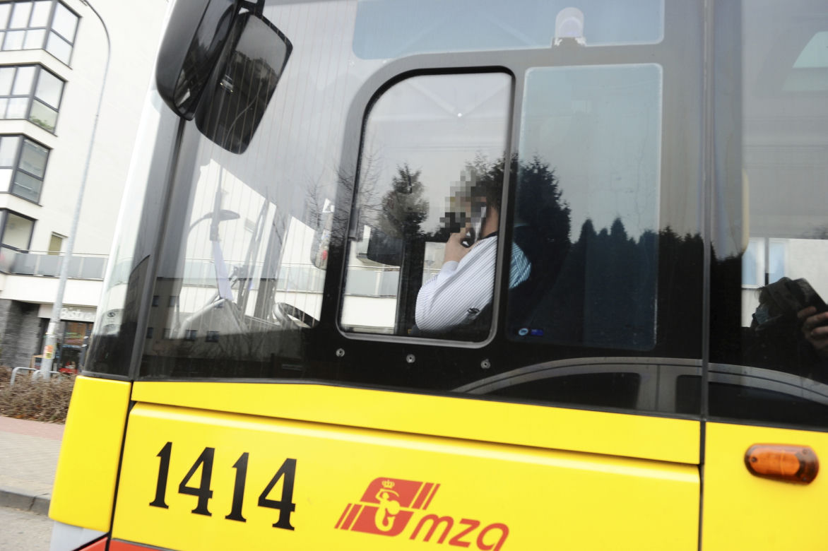 Kierowca autobusu prowadził i rozmawiał przez telefon 