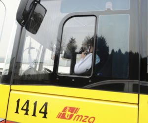 Kierowca autobusu prowadził i rozmawiał przez telefon 