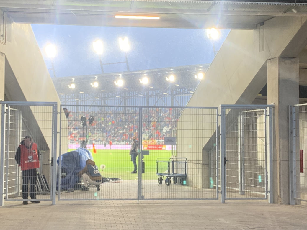 Mecz Zagłębia sparaliżował Sosnowiec.  Na ulicach wokół stadionu wytworzyły się ogromne korki, kibice nie mają gdzie parkować