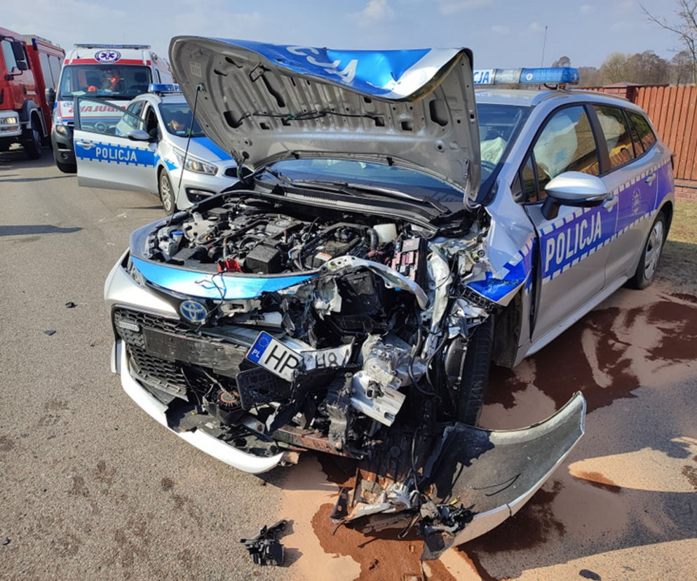 Pijany 21-latek huknął seatem czołowo w radiowóz. Dwóch policjantów trafiło do szpitala