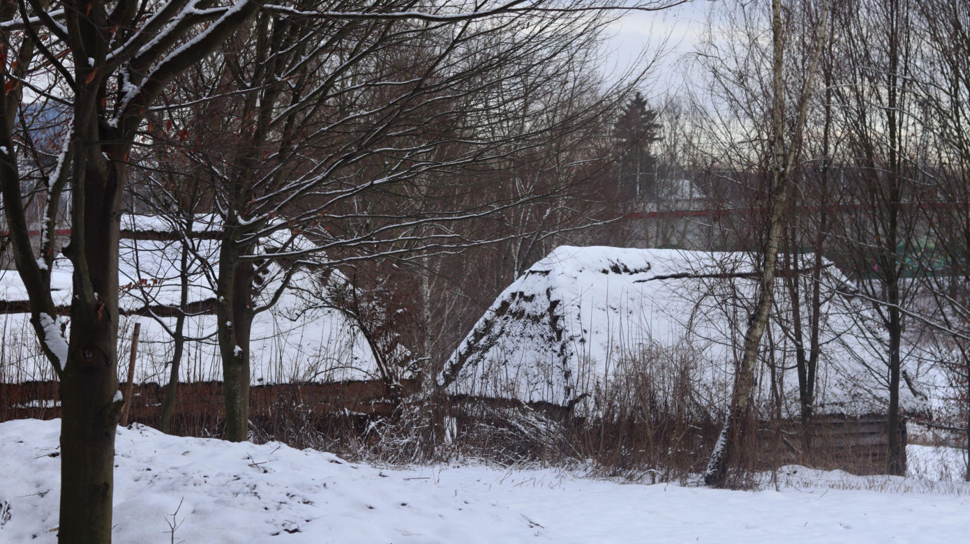 Cicho i wszędzie biało. Tak prezentuje się skansen w Lublinie w zimowej odsłonie! [GALERIA]