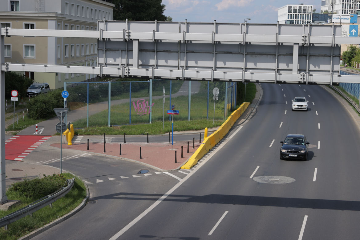 Zamknęli zjazd na osiedle. Mieszkańcy są wściekli