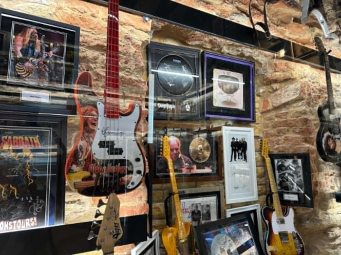 Ćmielów. Największa w Europie kolekcja gitar