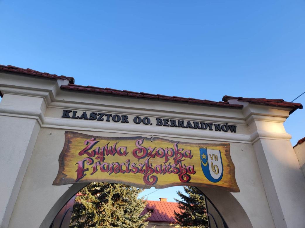 Żywa szopka przy klasztorze bernardynów w Tarnowie. Osiołek i alpaki ściągają tłumy