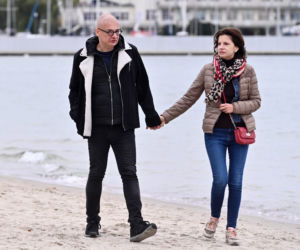 Michał Kamiński z żoną nad morzem 