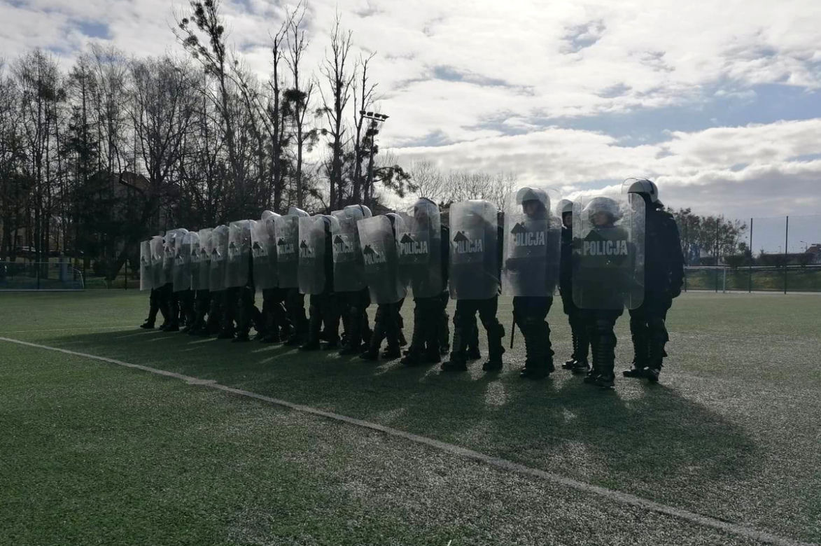 Ćwiczenia policji na stadionie w Iławie