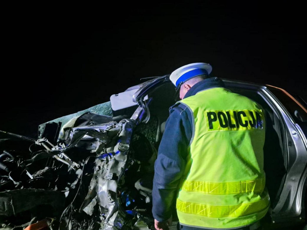 Czołowe zderzenie osobówki z ciężarówką. Kierowca toyoty nie miał szans