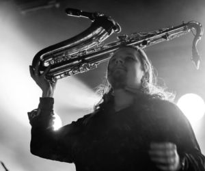 Skrupulatnie wyreżyserowany groteskowy spektakl okraszony nutą surrealizmu – Avatar zawładną Warszawą [RELACJA]