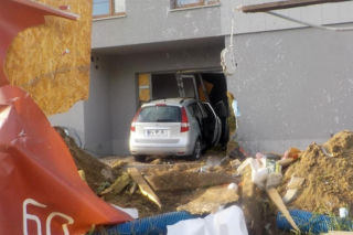 Przeciął skrzyżowanie jak strzała i wjechał do klatki schodowej! Poranny dramat na Białołęce 