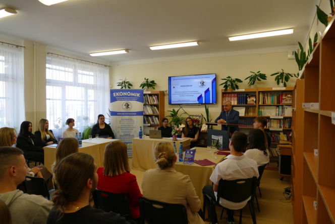 Debata szkolna w ramach programu Złote Szkoły NBP w Ekonomiku