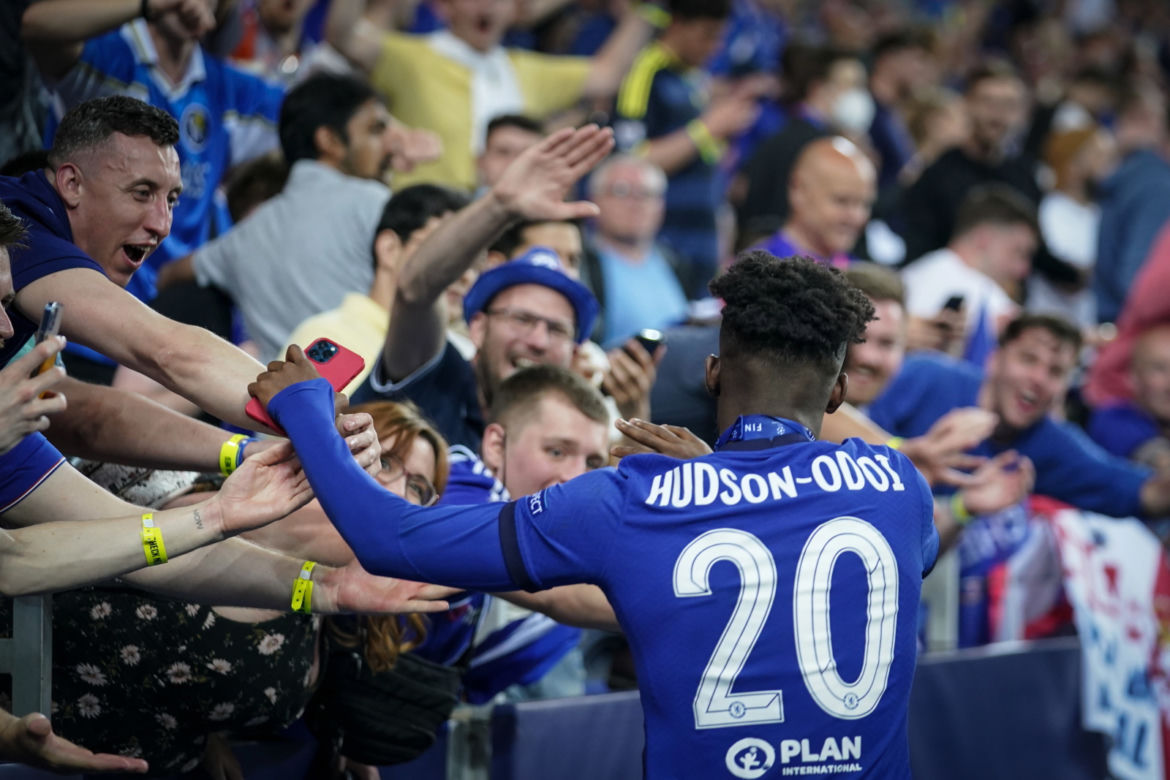 Piłkarze i kibice Chelsea Londyn świętują wygranie Ligi Mistrzów po zwycięstwie w finale 1:0 z Manchesterem City 