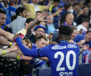 Piłkarze i kibice Chelsea Londyn świętują wygranie Ligi Mistrzów po zwycięstwie w finale 1:0 z Manchesterem City 