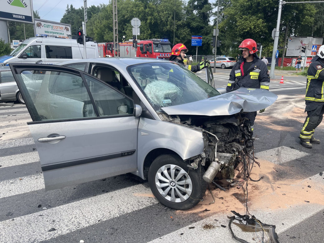 Potworny wypadek w Wesołej. Musieli rozcinać wrak BMW
