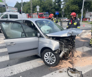 Potworny wypadek w Wesołej. Musieli rozcinać wrak BMW