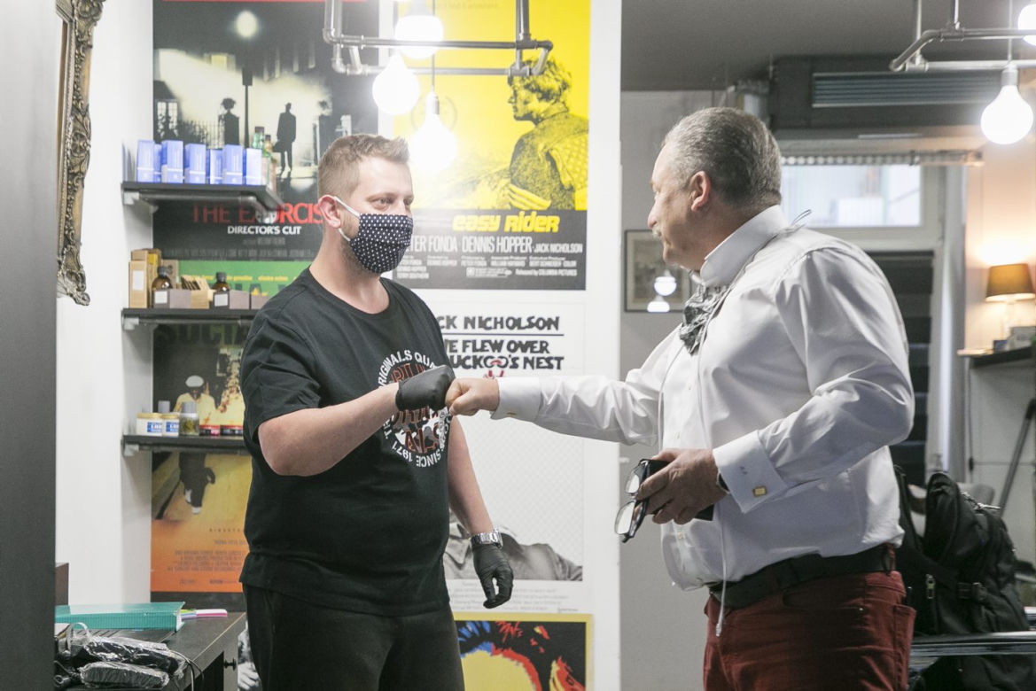 Marek Jakubiak u fryzjera