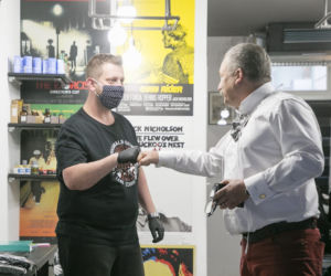 Marek Jakubiak u fryzjera