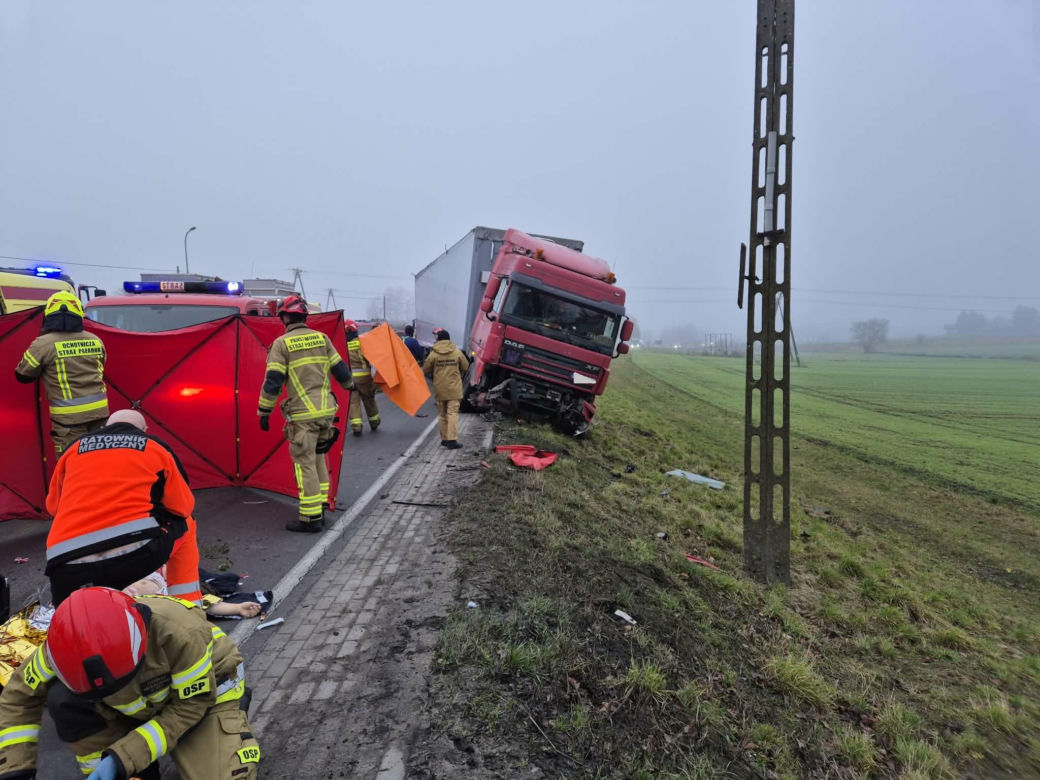 Śmiertelny wypadek na drodze krajowej. Poważne utrudnienia po zderzeniu osobówki z ciężarówką