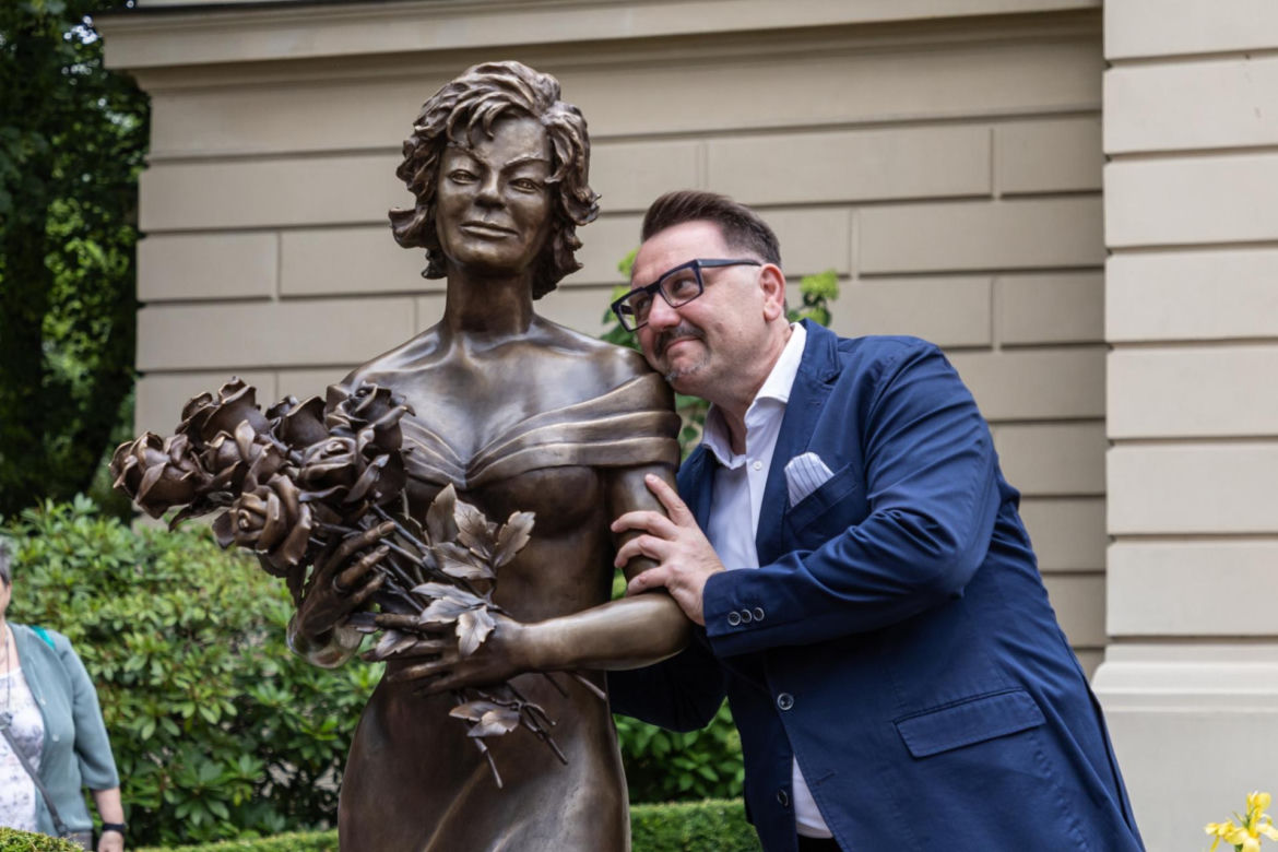Pomnik Marii Koterbskiej stanął przed Teatrem Polskim w Bielsku-Białej