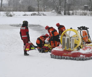 Gdy załamie się lód. Co robić, by uratować siebie lub kogoś, gdy wpadnie do wody?