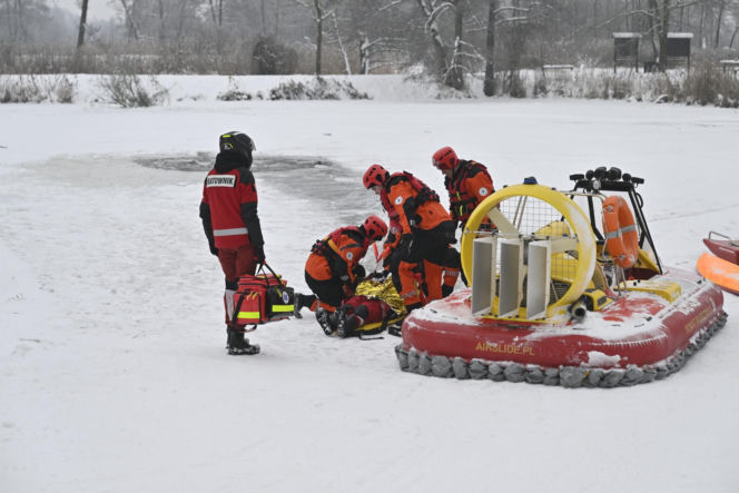 Gdy załamie się lód. Co robić, by uratować siebie lub kogoś, gdy wpadnie do wody?