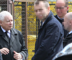 Kaczyński jak gwiazdor! Wpisał się w książkę nieznajomemu 