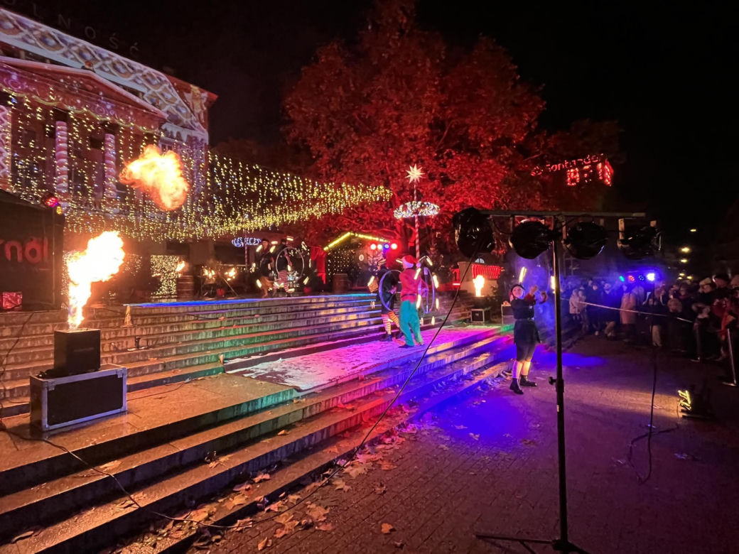 Betlejem Poznańskie 2023. Zimowe Fire Show na placu Wolności w Poznaniu