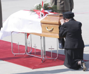 Przywitanie ciała prezydenta Kaczorowskiego
