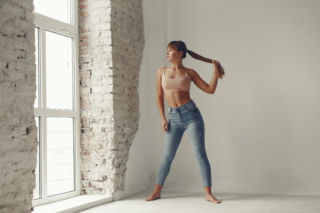 Te modowe trendy powrócą w 2026 roku. O niektórych wolelibyśmy zapomnieć