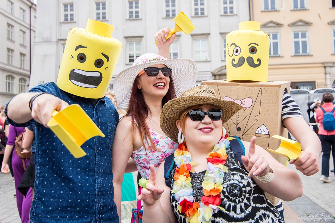 Korowód juwenaliowy na krakowski Rynek: Studenci świętują! [ZDJĘCIA]