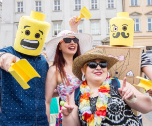 Korowód juwenaliowy na krakowski Rynek: Studenci świętują! [ZDJĘCIA]