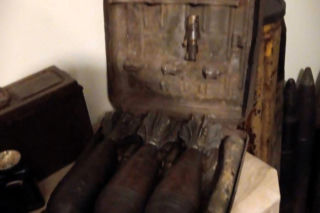 Zatrzymano 22-latka w związku z odnalezioną amunicją i pociskami na posesji w Kozłowie