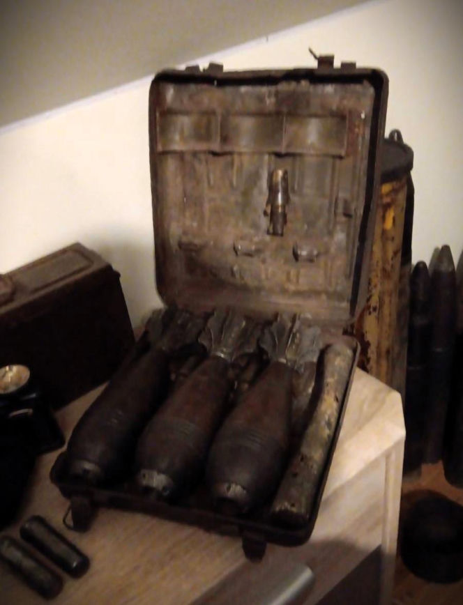 Zatrzymano 22-latka w związku z odnalezioną amunicją i pociskami na posesji w Kozłowie