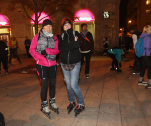 Nightskating. Warszawiacy przejechali stolicę na rolkach [Zdjęcia]