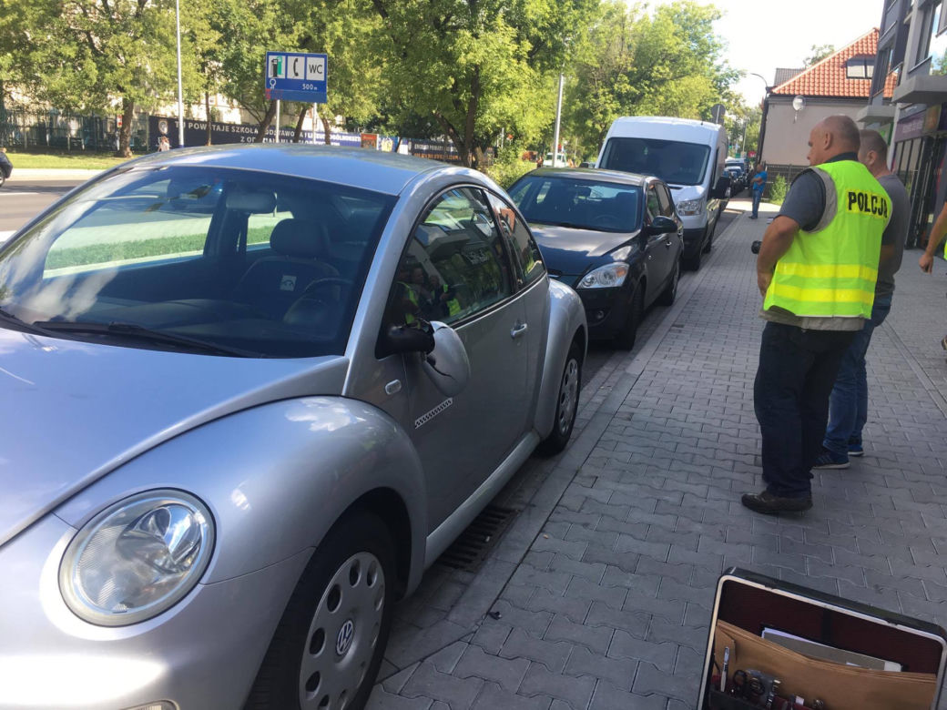 Wandal uszkodził kilkadziesiąt samochodów zaparkowanych przy ul. Pilotów [ZDJĘCIA, AUDIO]