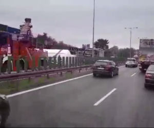 Groźny wypadek na A4 w Krakowie: Przewróciła się cysterna z cementem [ZDJĘCIA]