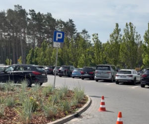 Parking przy hotelu Gołębiewski w Pobierowie