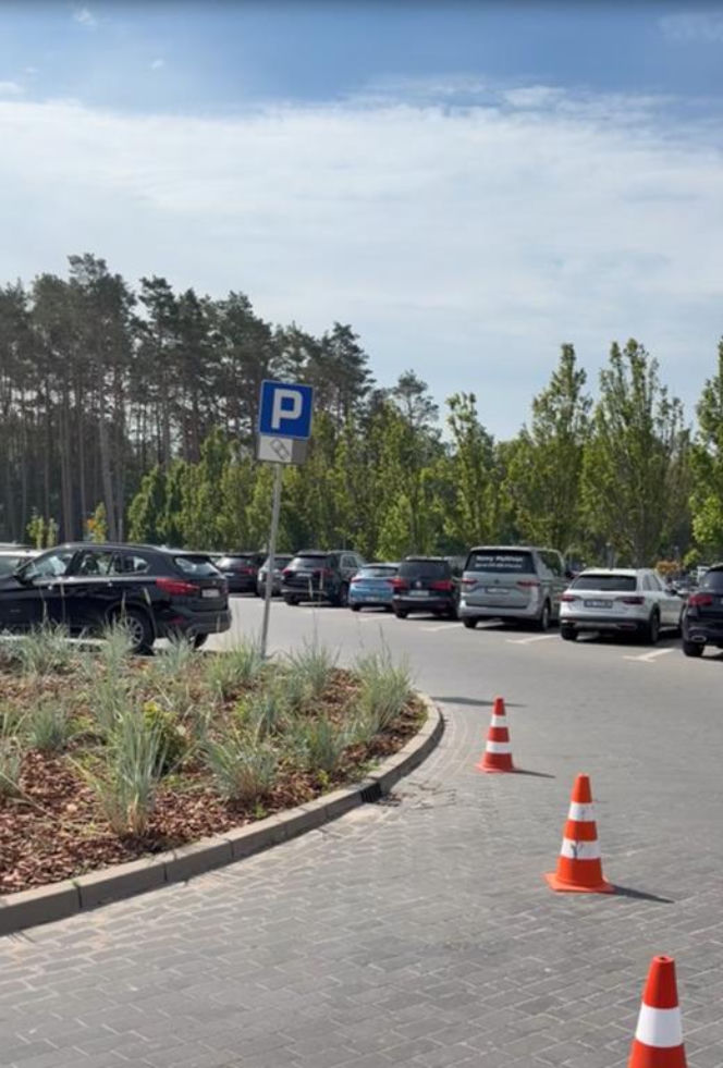 Parking przy hotelu Gołębiewski w Pobierowie