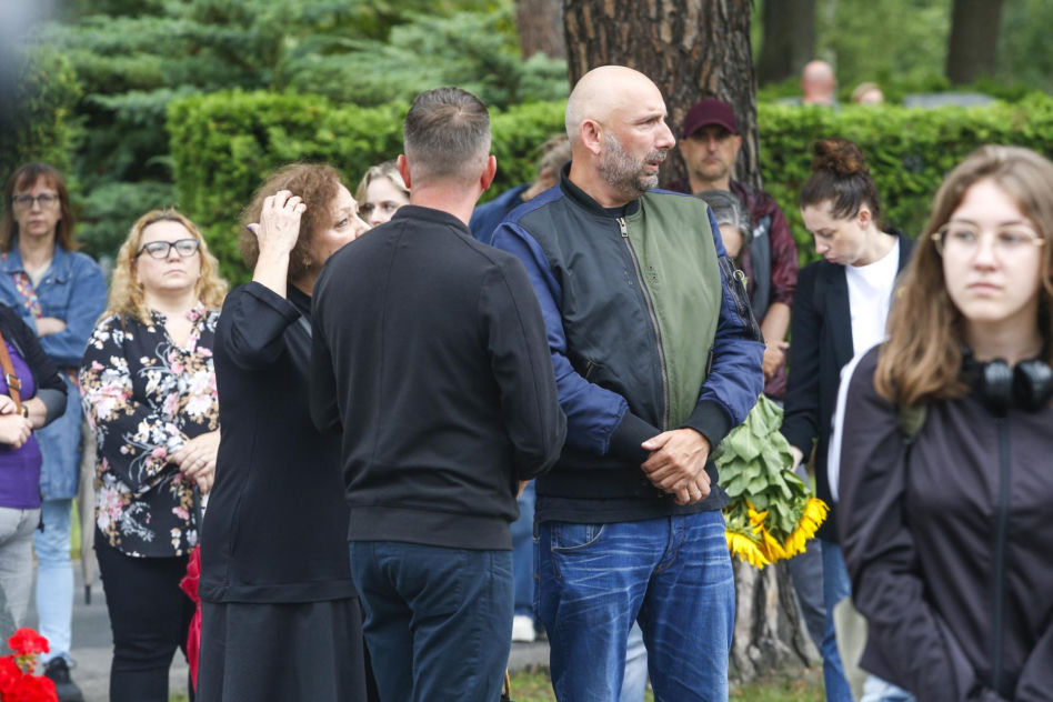 Pogrzeb Joanny Kołaczkowskiej. Tak pożegnali ją przyjaciele z kabaretu. Borek płakała jak uczennica
